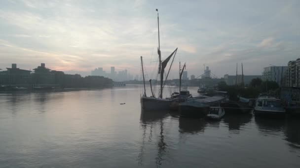 Dawn River Thames Londen Een 19E Eeuws Zeilschip Ingemetseld Tegen — Stockvideo