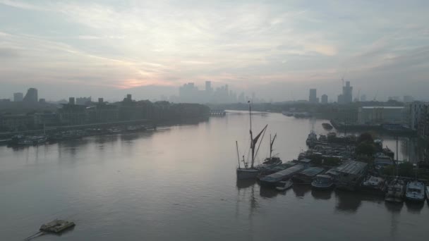Dawn River Thames Londres Una Barcaza Vela Del Siglo Xix — Vídeo de stock