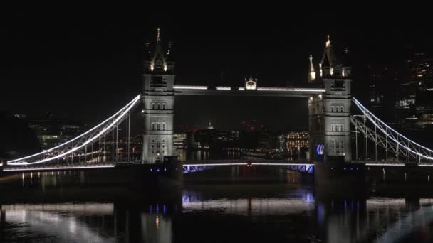 夜のロンドンのタワーブリッジ 背景にある聖パウロ大聖堂 テムズ川の反射 16X9ワイドショット — ストック動画