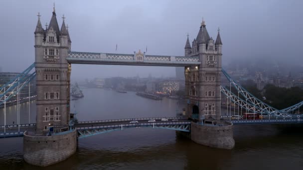 Podpis Szary Mglisty Świt Londynie Drapacze Chmur Londynie Zasłonięte Mgłą — Wideo stockowe