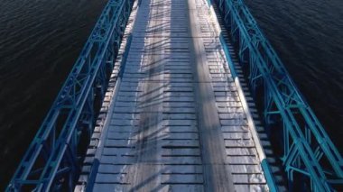 Kışın nehrin üzerindeki köprü.