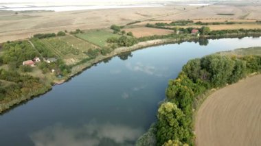 Nehir ve ağaçlarla dolu güzel bir hava manzarası.