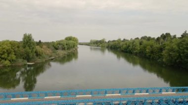 Şehirdeki nehrin insansız hava aracı görüntüsü.