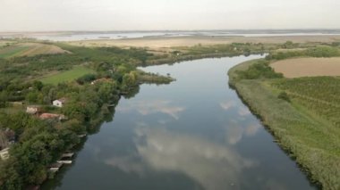 Küçük kasabadaki nehir.