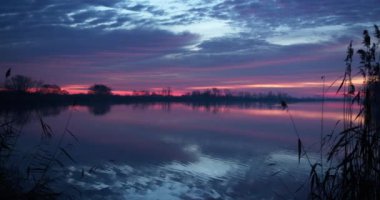 Gölde renkli kış gündoğumu