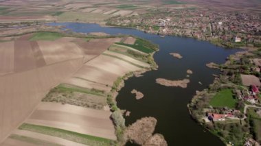 Voyvodina 'da bulunan Kraljevac' ta bir gölün havadan çekilmiş görüntüleri.