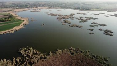 Bulutlu bir günde nehri olan güzel bir manzaranın havadan görünüşü