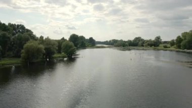 Gökyüzünün yüksekliğinden nehir ve şehir manzarası