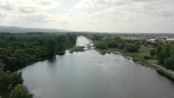 ポーランドの都市の川の空中ビュー — ストック動画