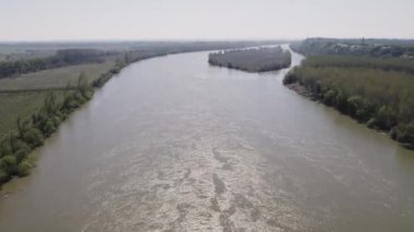 Bu büyüleyici drone görüntüsü, bir nehrin gençleştirilmiş bahar manzarası boyunca zarif bir şekilde akışını gösteriyor..