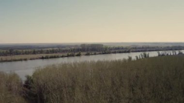 Bu büyüleyici drone görüntüsü, bir nehrin gençleştirilmiş bahar manzarası boyunca zarif bir şekilde akışını gösteriyor..