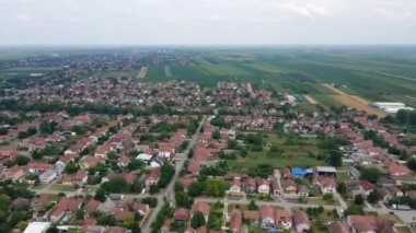 Küçük bir Sırp kasabasının pitoresk güzelliğini kuş bakışı görün. Görüntü bu hedefin özünü yakalar, benzersiz cazibesini, mimarisini ve doğal çevresini gösterir..
