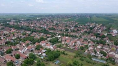 Küçük bir Sırp kasabasının pitoresk güzelliğini kuş bakışı görün. Görüntü bu hedefin özünü yakalar, benzersiz cazibesini, mimarisini ve doğal çevresini gösterir..