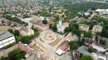 Büyüleyici bir Sırp kasabasının geniş manzarasını çarpıcı bir hava perspektifinden ele alalım. Kasabanın eşsiz karakterini ve gökyüzündeki şehir güzelliğini keşfedin..
