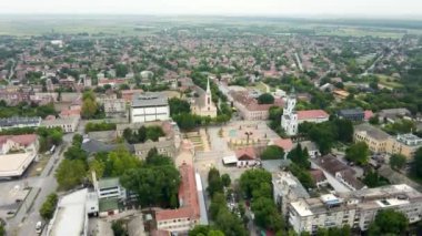 Büyüleyici bir Sırp kasabasının geniş manzarasını çarpıcı bir hava perspektifinden ele alalım. Kasabanın eşsiz karakterini ve gökyüzündeki şehir güzelliğini keşfedin..