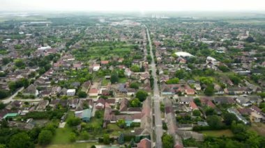 Büyüleyici bir Sırp kasabasının geniş manzarasını çarpıcı bir hava perspektifinden ele alalım. Kasabanın eşsiz karakterini ve gökyüzündeki şehir güzelliğini keşfedin..