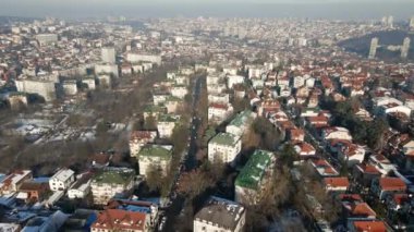 Parlak bir kar yağışı altında büyük bir şehrin huzur dolu dönüşümünü yaşayın. İnsansız hava aracımız, kışın güzelliğinin resmedildiği şehir manzarasını yakalıyor..