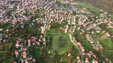 İnsansız hava aracımız büyüleyici evlerle çevrili güzel bir gölün hava görüntüsünü çekerken küçük bir kasabanın büyüleyici sükunetinde yolculuk yapacağız..