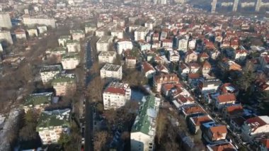 Parlak bir kar yağışı altında büyük bir şehrin huzur dolu dönüşümünü yaşayın. İnsansız hava aracımız, kışın güzelliğinin resmedildiği şehir manzarasını yakalıyor..