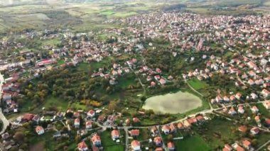 İnsansız hava aracımız büyüleyici evlerle çevrili güzel bir gölün hava görüntüsünü çekerken küçük bir kasabanın büyüleyici sükunetinde yolculuk yapacağız..