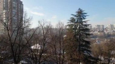 Parlak bir kar yağışı altında büyük bir şehrin huzur dolu dönüşümünü yaşayın. İnsansız hava aracımız, kışın güzelliğinin resmedildiği şehir manzarasını yakalıyor..