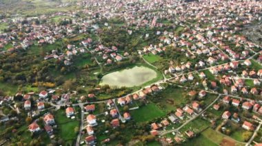 İnsansız hava aracımız büyüleyici evlerle çevrili güzel bir gölün hava görüntüsünü çekerken küçük bir kasabanın büyüleyici sükunetinde yolculuk yapacağız..