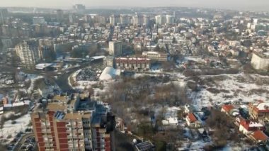 Parlak bir kar yağışı altında büyük bir şehrin huzur dolu dönüşümünü yaşayın. İnsansız hava aracımız, kışın güzelliğinin resmedildiği şehir manzarasını yakalıyor..