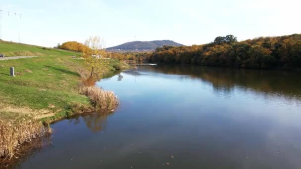 Ponořte Krásy Klidného Jezera Slunečného Podzimního Dne Kde Přírodní Paleta — Stock video