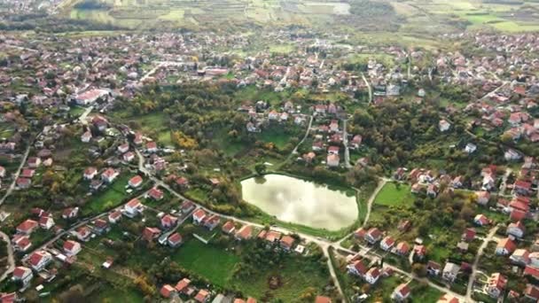 우리의 항공기가 매력적인 집으로 둘러싸인 아름다운 호수의 아름다운 캡처로 마을의 — 비디오