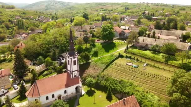 Suba Acima Coração Uma Pequena Aldeia Sérvia Enquanto Nosso Drone — Vídeo de Stock