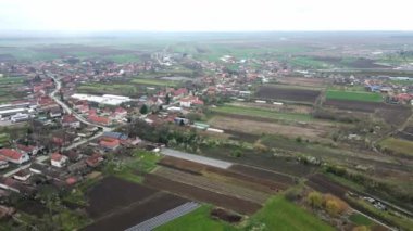 Kışın sessiz tonları sakin ve atmosferik bir manzara yaratır. Daha soğuk aylarda kırsal yaşamın eşsiz güzelliklerini aktarmak için mükemmeldir..