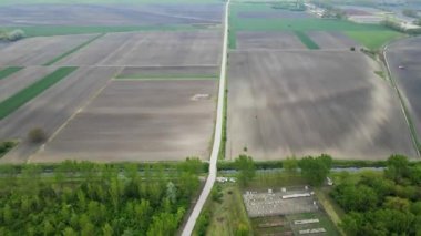 Manzaranın genişliği, sakin kırsal bölgede çarpıcı bir görsel yolculuk yaratıyor. Bu görüntüler kırsal yolların ve tarlaların sükunetini ve açık ufuklarını kapsıyor..