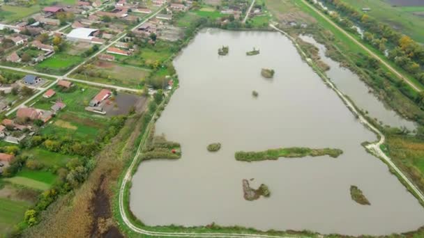 セルビアの村の魚池で周囲を撮影するドローン — ストック動画