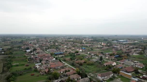 10月の曇った日に農地のある村の空中映像 — ストック動画