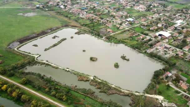 Drone Capturando Arredores Uma Lagoa Peixes Uma Aldeia Sérvia — Vídeo de Stock