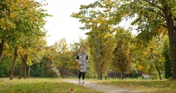 Krásná Žena Vesele Kráčí Přes Park Otáčí — Stock video
