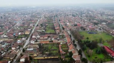 Sırbistan 'ın soğuk ve sisli havasında küçük bir kasabanın havadan görünüşü