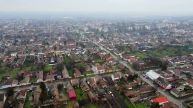 Sırbistan 'ın küçük bir kasabasındaki sisli mahalle manzarası