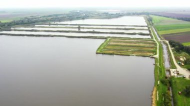 İnsan yapımı balık havuzları üzerinde uçmak sisli havada kırlarda
