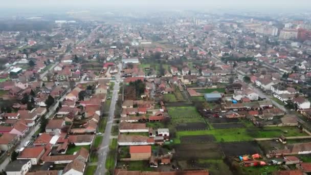 Αεροφωτογραφία Των Δρόμων Μικρή Πόλη Της Σερβίας Κρύο Καιρό — Αρχείο Βίντεο