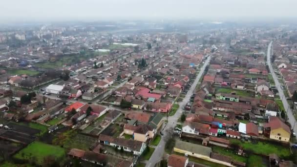 Letecký Pohled Malé Město Srbsku Střechy Pomalý Provoz Mlze — Stock video