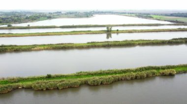 Kır yollarıyla ayrılmış balık göletlerinin hava görüntüleri