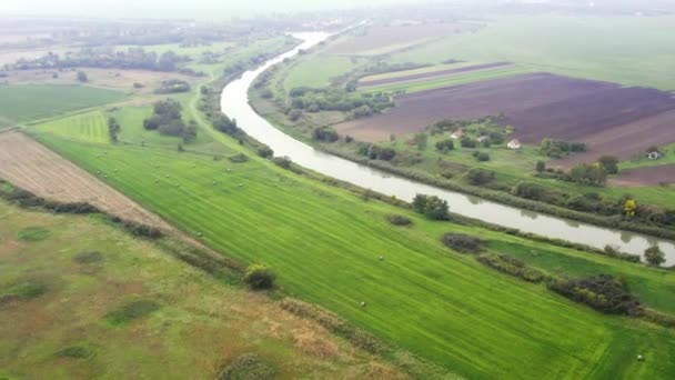 农村农田中运河蜿蜒流过的空中录像 — 图库视频影像