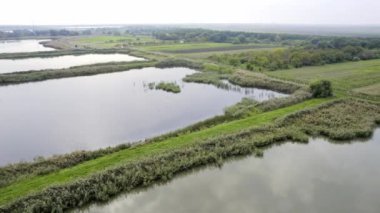 Kır yollarıyla ayrılmış balık göletlerinin hava görüntüleri
