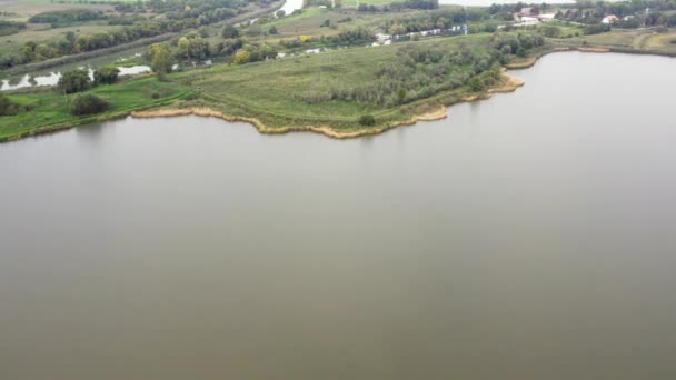 大きな湖の空中映像 田舎のピアと魚の池がある運河 — ストック動画