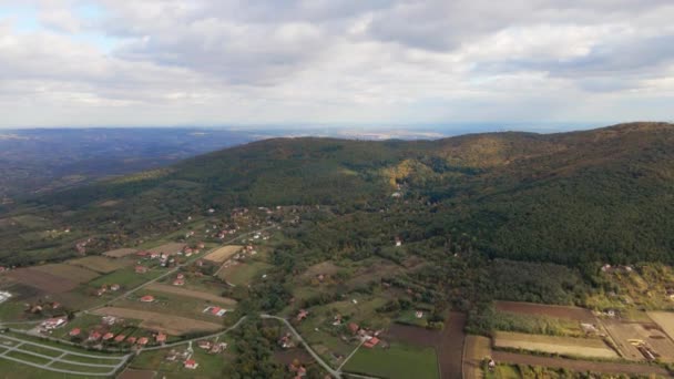 Schöne Luftaufnahme Von Feldern Und Wäldern Rund Den Berg Bewölkten — Stockvideo