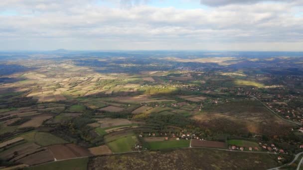 美しい自然に囲まれた牧歌的なセルビアの田舎の空中映像 — ストック動画
