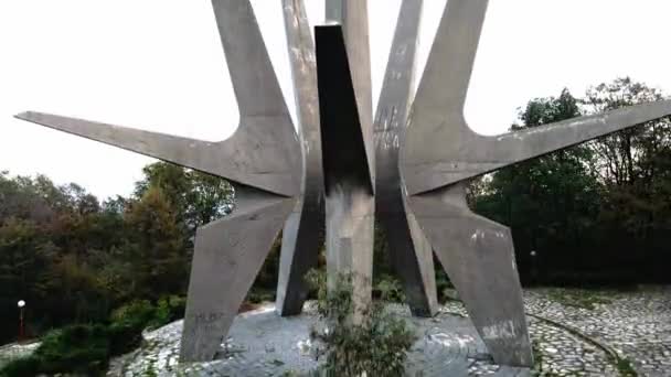 Drone Skott Full Höjd Monument Till Fallna Fighters Kosmaj Och — Stockvideo