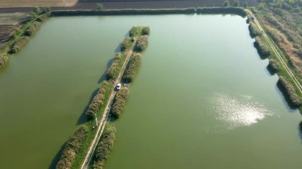 环绕着农田的城镇旁边的鱼塘的空中景观 — 图库视频影像