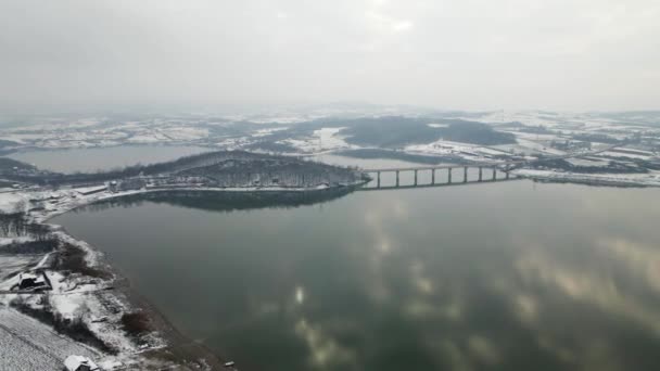 Powiększenie Zdjęć Powietrza Zimowego Krajobrazu Mostem Rozciągającym Się Przez Jezioro — Wideo stockowe